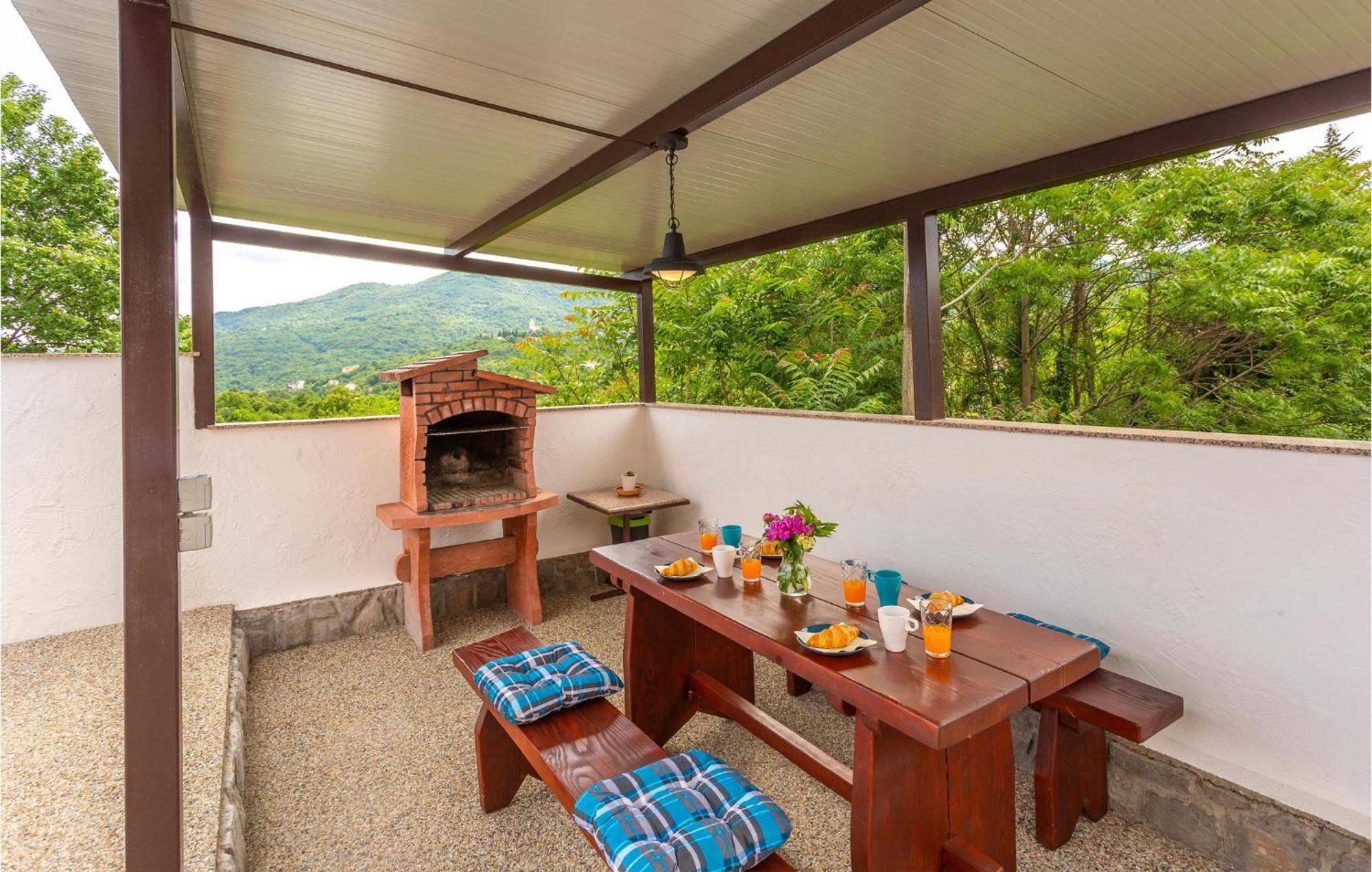 Amazing apartment in Matulji with 2 Bedrooms, WiFi&Outdoor swimming pool Buitenkant foto